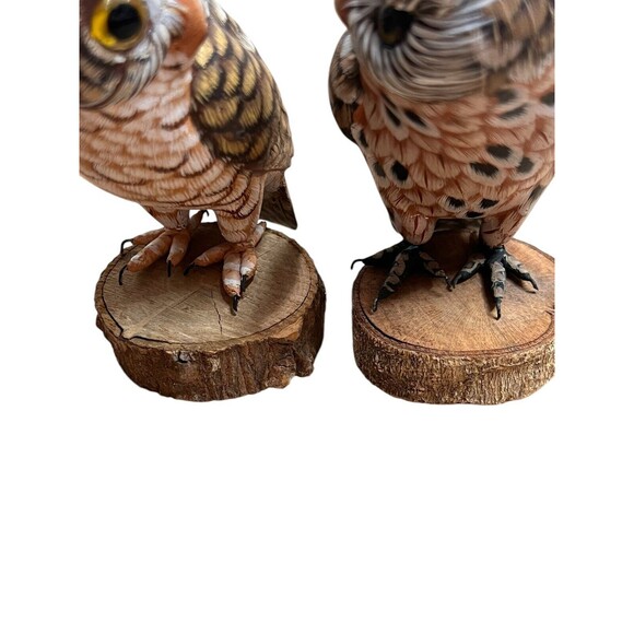 Vintage Set Of 2 Hand Carved and Painted‎ Wood Owl Figurines On Wood Slices - Picture 9 of 10